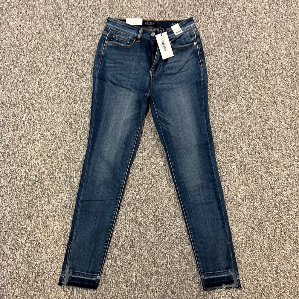 Judy Blue medium wash , non distressed jeans with side slit at ankle! Size 3!!